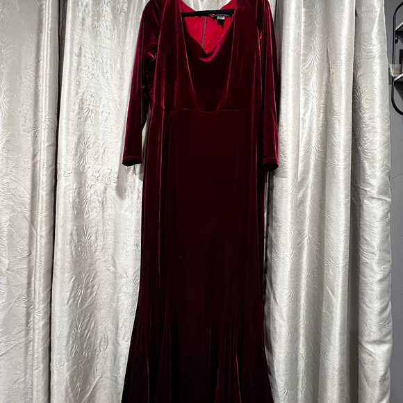La Femme En Noir Dresses & Skirts - Black Marilyn Velvet Oxblood Dress